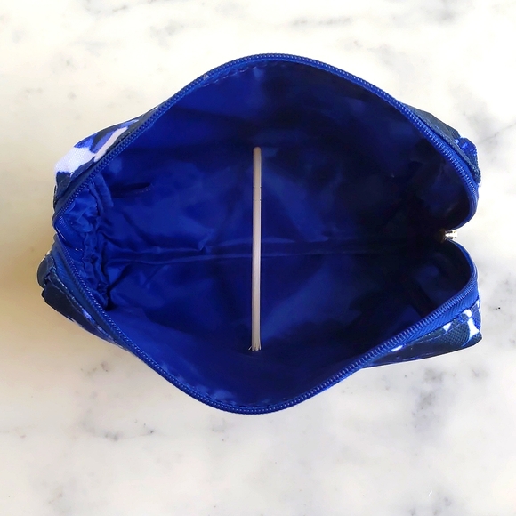 NWT. Estee Lauder Blue & White Floral w/Lining and Logo Zip Handle Cosmetic Bag. - Picture 4 of 5